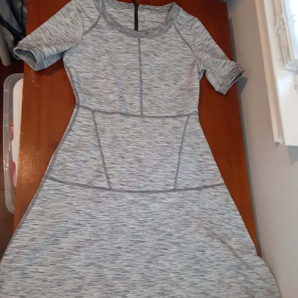 NWOT Athleta En Route Gray Exposed Seaming Fit & Flare Short Sleeve Midi - Picture 4 of 13